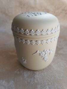 【送料無料】キッチン用品・食器・調理器具・陶器　ウェドグウッドホワイトオンプリムローズイエロージャスパーウェア蓋付き箱プルヌスの花WEDGWOOD WHITE ON PRIMROSE YELLOW JASPERWARE LIDDED BOX WITH PRUNUS BLOSSOMS