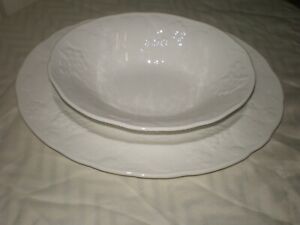 【送料無料】キッチン用品・食器・調理器具・陶器　ウェジウッドボーンチャイナストロベリーと野菜サービングボウルプラッターWedgwood Bone China STRAWBERRY and VINE 9.75 Vegetable Serving Bowl 14 Platter｜hokushin