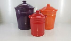 【送料無料】キッチン用品・食器・調理器具・陶器　セット大小キャニスタークロックリ桑の花の緋色set 3 FIESTA large medium small CANISTER CROCK LID mulberry poppy scarlet NEW