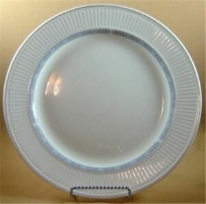 【送料無料】キッチン用品・食器・調理器具・陶器　ウェジウッド記章充電器またはチョッププレートの美しいセット送料無料Beautiful Set of 4 Wedgwood Insignia Chargers or Chop Plates - FREE SHIPPING!!!