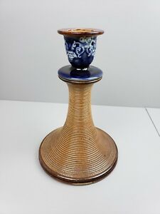 【貨物輸送無料】勝手もと装置・食器・膳立て物の具・瀬戸もの 滅多に無いなドルトンランベスチェンバレンスティックマッチストライカーベース付き添い人蝋燭突っ支い棒Rare Doulton Lambeth Chamberstick / Candle Stick with Match Striker base C.1