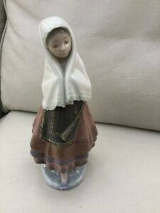 【送料無料】キッチン用品・食器・調理器具・陶器　ヘッドスカーフを持つ珍しいラドロフィギュアガール。rare lladro figurine Girl With Headscarf.