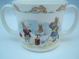 値引きする 楽天市場 送料無料 キッチン用品 食器 調理器具 陶器 ロイヤル ダルトン ボーン チャイナ バニーキンスハンドルハグ ア マグカップ ウォーターファイト Royal Doulton Bone China Bunnykins 2 Handle Hug A Mug Water Fight New Hokushin