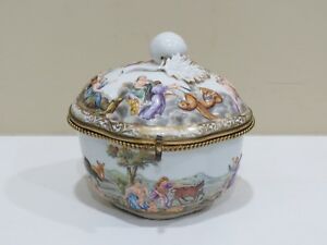 【貨物輸送無料】御厨子所装具・食器・膳だて物の具・瀬戸もの アンティークギルトブロンズマウント瀬戸もの佩び物ボックス席Antique 19th C. CAPODIMONTE Gilt Bronze Mounted Porcelain Trinket Box