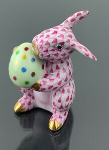 【送料無料】キッチン用品・食器・調理器具・陶器　ヘレンドフィッシュネットバニーエッグラズベリー背の高いミント条件HEREND FISHNET BUNNY WITH EGG RASPBERRY 2 1/2 TALL MINT CONDITION