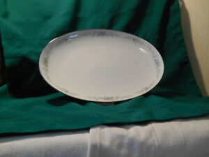【送料無料】キッチン用品・食器・調理器具・陶器　ノリタク「ローズベリー」中国、青いバラ、ピンクの花、プラチナトリムプラッターNoritake Roseberry China, Blue Roses, Pink Flowers, Platinum Trim Platter