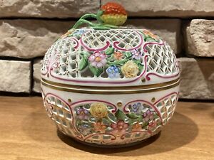 【貨物輸送無料】勝手もと装置・食器・膳立て物の具・瀬戸もの ヘレンドラーズフローラルレチキュラートオープンワークポプリカバードボックスストロベリーHerend Large Floral Reticulated/ Open Work Potpourri Covered Box W/Strawberry