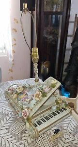 【貨物輸送無料】勝手もと装置・食器・膳立て手道具・瀬戸もの イタリア共和国で作られたカポディモンテ瀬戸ものグランデピアノ馬鹿でかいテーブルランプレアCapodimonte Porcelain Grande Piano Made インチ Italy Huge Table Lamp Rare!