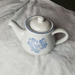 【送料無料】キッチン用品・食器・調理器具・陶器　プファルツグラフヨークタウンストーンウェアカップティーポットウィズリッドPfaltzgraff Yorktowne Stoneware 6 Cup Teapot with Lid 7-550