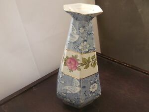 【送料無料】キッチン用品・食器・調理器具・陶器　ビンテージサイドエルトンウェア花瓶と青と白の鳥花柄?VINTAGE 6 SIDED DELTON WARE VASE WITH A BLUE AND WHITE BIRD & FLORAL PATTERN