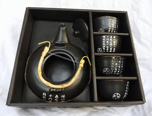 【送料無料】キッチン用品・食器・調理器具・陶器　黒陶磁器チャイニーズティーポットフェンユエ詩の装飾とつのカップBlack Ceramic Chinese Teapot &amp; Four Cups with Feng Yue Poetry Decoration - NEW｜hokushin