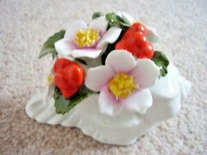 【送料無料】キッチン用品・食器・調理器具・陶器　エインズリーイングランド磁器の花瓶花飾りとシェル、月Aynsley England porcelain vase- shell with flowers-ornament,December