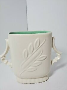 【送料無料】キッチン用品・食器・調理器具・陶器　ダブルハンドルと緑のインテリアとヴィンテージレッドウィングマットホワイト花瓶Vintage Red Wing #1174 Matte White Vase with Double Handles and green interior