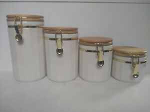 【送料無料】キッチン用品・食器・調理器具・陶器　つの真鍮ハードウェアの木のふたセットが付いたホワイトストーンウェアストレージセットWhite Stoneware Cnister Storage Set with Wood Lids Set of 4 Brass Hardware 14,985円
