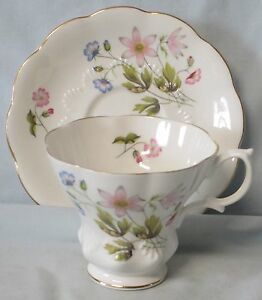 【送料無料】キッチン用品・食器・調理器具・陶器　ロイヤルアルバートカップとソーサースプリングフラワーエンボスシェルRoyal Albert Cup and Saucer Spring Flowers Embossed Shells?