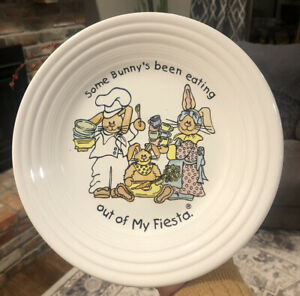 【送料無料】キッチン用品・食器・調理器具・陶器 フィエスタ子供たちのいくつかのバニーは私のフィエスタインチプレートから食べているFiesta Children’s Some Bunny’s Been Eating Out of My Fiesta 9 Inch Plate