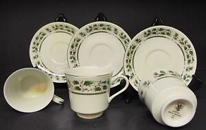 【送料無料】キッチン用品・食器・調理器具・陶器　Royal Limited China Holly Holiday Gold Trim Cups and Saucers (set of 3) ..