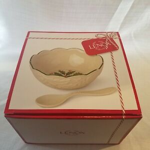 【送料無料】キッチン用品・食器・調理器具・陶器　レノックスクリスマス彫刻ディップボウルスプーンホワイトセラミックグリーントリムヤドリギニューLenox Christmas Carved Dip Bowl & Spoon White Ceramic Green Trim Mistlet