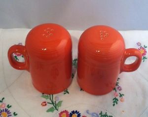 【送料無料】キッチン用品・食器・調理器具・陶器　フィエスタウェア柿のレンジトップ塩とコショウシェーカーフィエスタ引退レンジトップFiestaware Persimmon Rangetop Salt and Pepper Shakers Fiesta Retired Range Top
