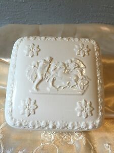 【送料無料】キッチン用品・食器・調理器具・陶器　エトルリアエンボスドクイーンズウェアバニティトリンケットボックスイングランドのウェッジウッドバラストンWedgwood Barlaston Of Etruria Embossed Queens Ware Vanity Trinket Box