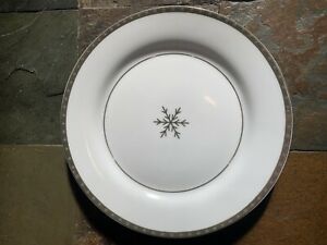 【送料無料】キッチン用品・食器・調理器具・陶器　ロットターゲット北極至雪片プレート最初のフロストホリデー金色のノエルLot 4 Target Arctic Solstice Snowflake 9 Plates First Frost Holiday Gilded Noel
