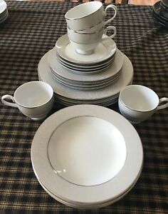 【送料無料】キッチン用品・食器・調理器具・陶器 ミカサパーチメントカップとソーサーセット。優れた条件Mikasa Parchment Set Of 4 Cups And Saucers. Excellent Condition