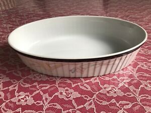 【送料無料】キッチン用品・食器・調理器具・陶器　ミカサカリスマブラックオーバルベイクサーブベーキングディッシュはテーブルにオーブンを行くMikasa Charisma Black Oval Bake&Serve Baking Dish Goes Oven to Table?