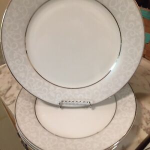 【送料無料】キッチン用品・食器・調理器具・陶器　クリスマッデンホームコレクションディナープレートつのシルバーアクセントのロットChris Madden Home Collection Dinner Plates Lot Of Four Silver Accents