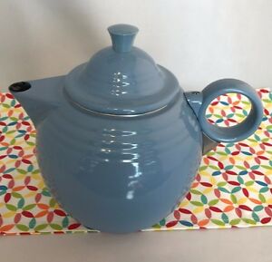 【送料無料】キッチン用品・食器・調理器具・陶器　フィエスタウェアペリウィンクルメタルティーポットフィエスタ公式は本物のアクセサリーに沿って行くFiestaware Periwinkle Metal Teapot Fiesta Official Go Along Genuine Accesso