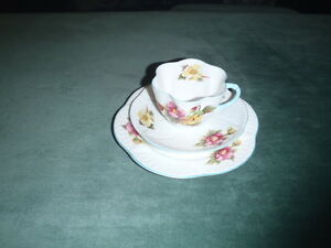 【送料無料】キッチン用品・食器・調理器具・陶器　シェリーベゴニアデインティシェイプフラットカップソーサーセット、砂漠プレートSHELLEY Begonia (Dainty Shape) Flat Cup & Saucer Set, 7 Desert Plate - EUC! 13,986円