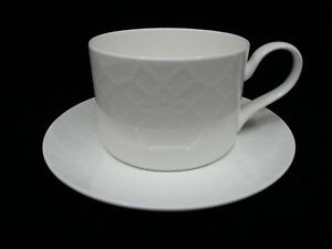 【送料無料】キッチン用品・食器・調理器具・陶器　ブランディホイットニーホワイトカップソーサーB BY BRANDIE WHITNEY WHITE CUP & SAUCER - 2 1/4 -0609E