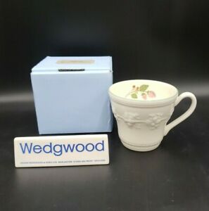 【送料無料】キッチン用品・食器・調理器具・陶器　ウェドウッドフェスティビティラズベリーマグカップレアWedgwood FESTIVITY RASPBERRY Mug NIB RARE