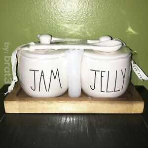 【送料無料】キッチン用品・食器・調理器具・陶器　新しいアーティザンコレクションゼリージャムウィズスプーンバイマゼンタNew RAE DUNN Artisan Collection LL JAM & JELLY Jars With Spoons By Magenta