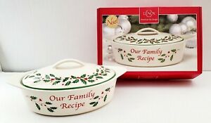 【送料無料】キッチン用品・食器・調理器具・陶器　レノックス私たちの家族のレシピホリデーオンスカバーされたキャセロールサービングディッシュ付きボックスLenox Our Family Recipe Holiday 64oz. Covered Casserole Serving Dish wit