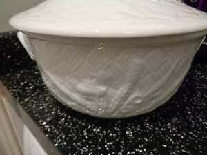 【送料無料】キッチン用品・食器・調理器具・陶器　ロイヤルウスターサマセット蓋付きサービングディッシュチューリーンROYAL WORCESTER SOMERSET LIDDED SERVING DISH / TUREEN