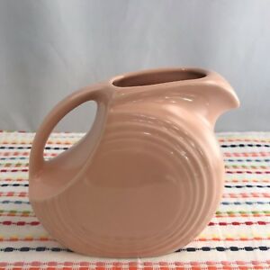 【送料無料】キッチン用品・食器・調理器具・陶器　フィエストウェアアプリコットジュースピッチャーフィエスタ引退ピーチピンクスモールオンスピッチャーFiestaware Apricot Juice Pitcher Fiesta Retired Peach Pink Small 28 oz Pit