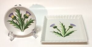 【送料無料】キッチン用品・食器・調理器具・陶器　イングランドウッズサンズプレートラウンドスクエアコックルバーシスルフラワーズHTF England Woods & Sons Plates, 1 Round & 1 Square w/Cocklebur Thistle Flow