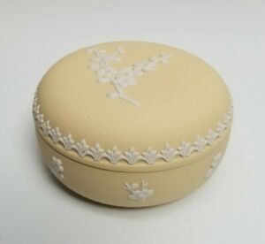 【送料無料】キッチン用品・食器・調理器具・陶器　プリムローズイエロージャスパーウェアプルヌスブロッサム覆われたキャンディボックスジャーWEDGWOOD Primrose Yellow Jasperware Prunus Blossoms Covered Candy Box Jar 3.75