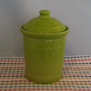 【送料無料】キッチン用品・食器・調理器具・陶器 フィエストウェアレモングラススモールキャニスターウィズリッドフィエスタグリーンクォートキッチンクロックFiestaware Lemongrass Small Canister with Lid Fiesta Green 1 Quart Kitc|hokushin