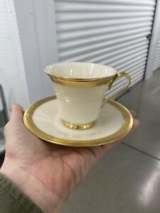 【送料無料】キッチン用品・食器・調理器具・陶器　レノックス・アリスティオクレトカップソーサーが金の境界線を上げた3 Lenox Aristiocrat cups & saucers raised gold border