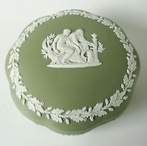 【送料無料】キッチン用品・食器・調理器具・陶器　ウェッズウッドグリーンジャスパーウェア犠牲アスクレピウススカロップ装身具ボックスへWedgwood Green Jasperware Sacrifice To Asclepius Scalloped Trinket Box