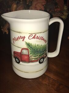 【送料無料】キッチン用品・食器・調理器具・陶器　マックスセラメリークリスマス赤トラックピッチャーは、新しい木を家に持ち帰りますMAXCERA MERRY CHRISTMAS RED TRUCK PITCHER BRINGING HOME THE TREE NEW｜hokushin