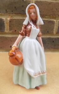 【送料無料】キッチン用品・食器・調理器具・陶器　ロイヤル・ドゥルトン・フィギュアミルクメイドROYAL DOULTON Figurine - The Milkmaid HN2057