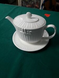 【送料無料】キッチン用品・食器・調理器具・陶器 コールポートナンタケットホワイトイングリッシュボーンチャイナティーポットとサイドプレート。食器。Coalport Nantucket White English Bone China Tea Pot and Side Plate. Tablew|hokushin