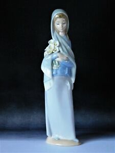 【送料無料】キッチン用品・食器・調理器具・陶器 ●ラッドロフィギュア「花を持つ少女」箱入り無料の英国郵便LLADRO FIGURINE GIRL WITH FLOWERS 4650 ~ BOXED ~ FREE UK POSTAGE|hokushin