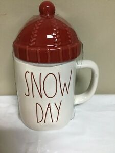 【送料無料】キッチン用品・食器・調理器具・陶器 ??新しいクリスマスホワイトレッドハットトッパー付きマグカップ?? New 2020 RAE DUNN Christmas White & Red “SNOW DAY” Mug with Hat Topper|hokushin