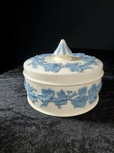 【送料無料】キッチン用品・食器・調理器具・陶器 ウェッジウッドエトルリアバラストンクイーンズウェアエンボスキャンディー装身具装身蓋付きボウルWedgewood Etruria Barlaston Queen's Ware Embossed Candy/trinket Lidded Bowl