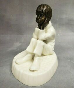 【送料無料】キッチン用品・食器・調理器具・陶器　ヴィンテージミントンボーンチャイナブロンズ「イングランド製のスペルバウンド少年Vintage MINTON Bone China Bronze Spellbound Boy Sitting Made in England 1978画像