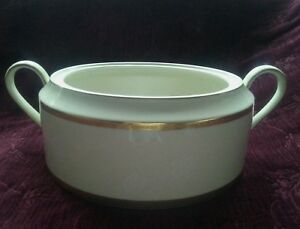 【送料無料】キッチン用品・食器・調理器具・陶器　ミカサアンティークレースラウンドキャセロールノー蓋小売Mikasa ANTIQUE LACE Round Casserole - No Lid - 2.5 Qt. *Retail $299.99 w/Lid