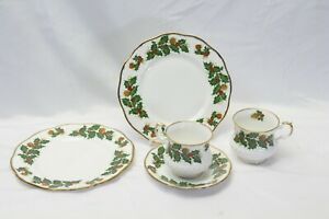 【送料無料】キッチン用品・食器・調理器具・陶器　ロジーナ中国女王ユレタイド・ムマスカップソーサーサラダプレートのロットRosina China Queen’s Yuletide Xmas Cups Saucers Salad Plates Lot of 5